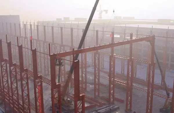 At the beginning of the New Year, Weichai Leiwo and Qilu intelligent project began to lift steel beams.